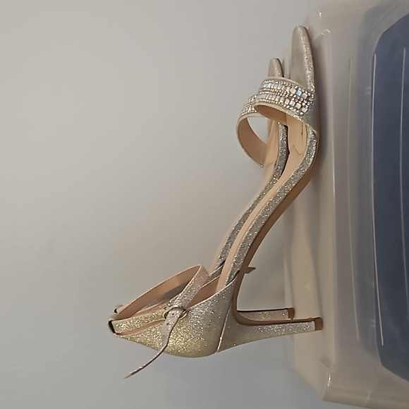 Silver Heels - Picture 5 of 7